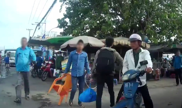 Grab lên tiếng về việc nam tài xế GrabBike bị nhóm xe ôm truyền thống hành hung ở Sài Gòn - Ảnh 1.