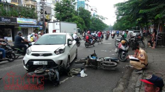 Xe ô tô lao sang đường ngược chiều đè nát 2 xe máy, 3 người nguy kịch - Ảnh 1.