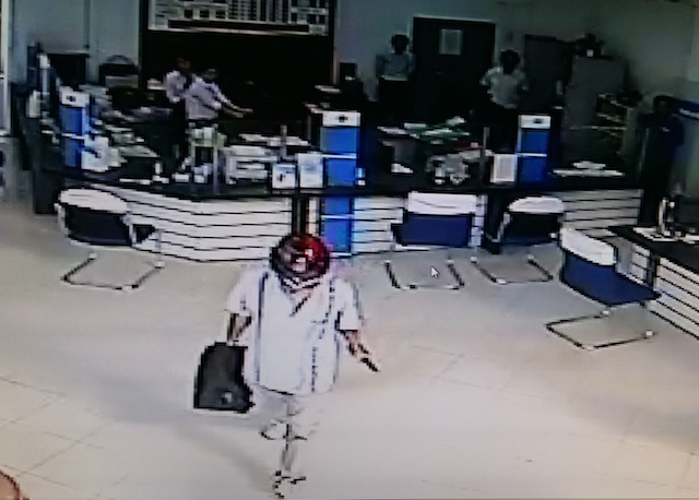 Lộ diện thủ phạm cầm súng gây ra vụ cướp ngân hàng ở Vĩnh Long - Ảnh 2.
