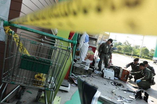 Cho nổ tung m&aacute;y ATM để cướp tiền - Ảnh 2.