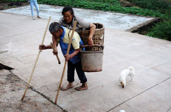 Bà làm đôi mắt cho ông, ông làm đôi chân cho bà - chuyện tình cái giỏ khiến mọi người không khỏi xúc động - Ảnh 2.