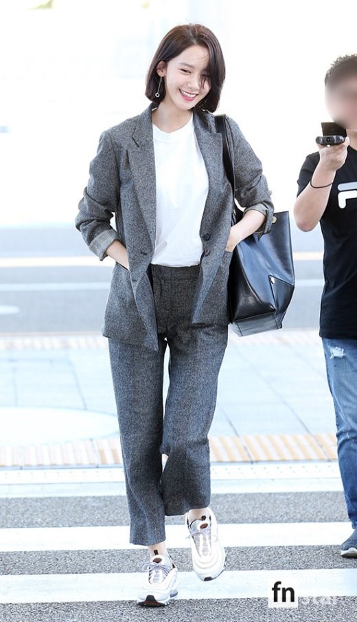 Có ai như Yoona và Lee Dong Wook, đi sân bay thôi cũng lung linh chẳng kém chụp hình tạp chí - Ảnh 2.
