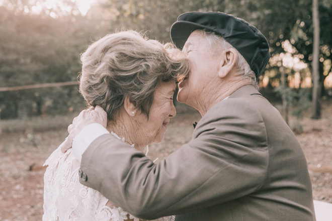 Bức ảnh cưới ông bà cụ này là một cảm hứng lớn về tình yêu! Dù tuổi đã cao nhưng ông bà vẫn đang tình tứ và yêu nhau như ngày đầu tiên. Nếu bạn muốn nhìn thấy tình yêu đích thực, hãy xem bức ảnh này.