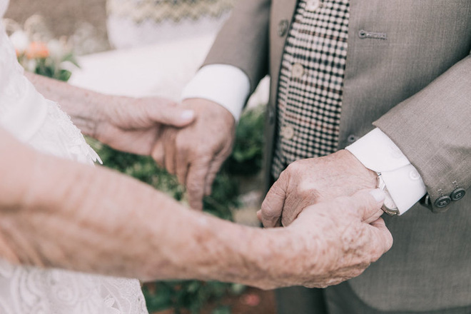  Điều ngọt ngào của ông bà cụ sau 60 năm kết hôn chưa từng có cơ hội chụp ảnh cưới - Ảnh 2.