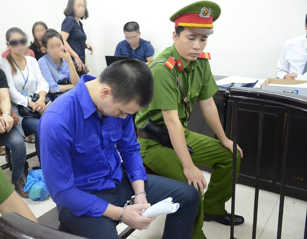 X&eacute;t xử sơ thẩm vụ d&acirc;m &ocirc; b&eacute; g&aacute;i 8 tuổi: Cao Mạnh H&ugrave;ng l&atilde;nh 2 năm t&ugrave; giam, bồi thường 20,7 triệu đồng - Ảnh 2.