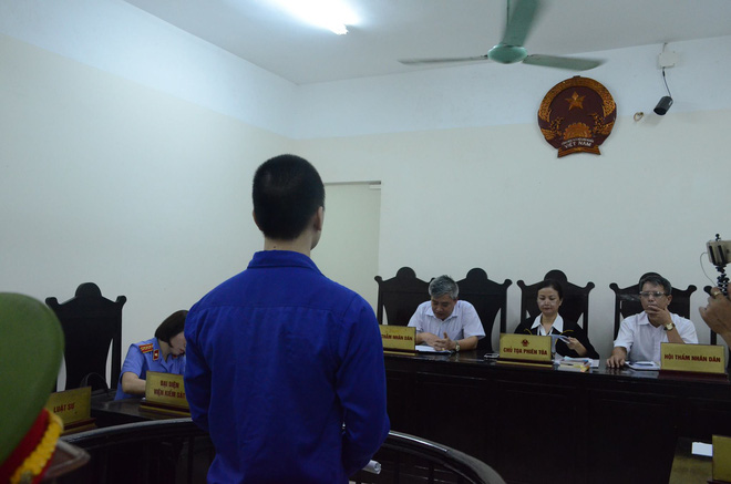 X&eacute;t xử sơ thẩm vụ d&acirc;m &ocirc; b&eacute; g&aacute;i 8 tuổi: Cao Mạnh H&ugrave;ng l&atilde;nh 2 năm t&ugrave; giam, bồi thường 20,7 triệu đồng - Ảnh 3.