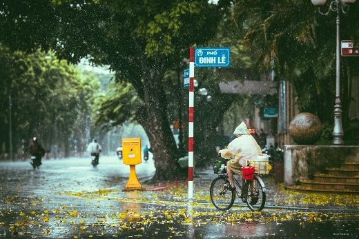 Miền Bắc bước vào đợt mưa Thu đầu tiên trong năm, thời tiết mát mẻ, se lạnh - Ảnh 1.