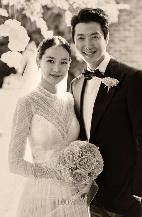 Cặp đôi con ghẻ quốc dân Lee Dong Gun và Jo Yoon Hee tung ảnh cưới đẹp như phim - Ảnh 1.