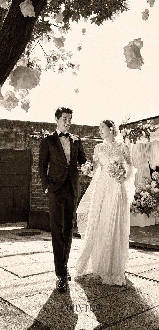 Cặp đôi con ghẻ quốc dân Lee Dong Gun và Jo Yoon Hee tung ảnh cưới đẹp như phim - Ảnh 2.