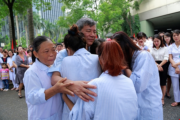 Viện trưởng Viện huyết học - Truyền máu trung ương: Sẽ có người nói buổi chia tay là dàn dựng. Nhưng tôi nghĩ giọt nước mắt thì không giả vờ được - Ảnh 2.