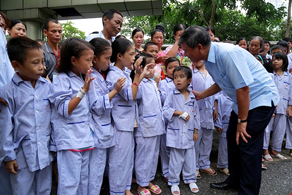 Viện trưởng Viện huyết học truyền máu trung ương nghỉ hưu, hàng trăm y bác sĩ, bệnh nhân xếp hàng chia tay trong nước mắt - Ảnh 11.