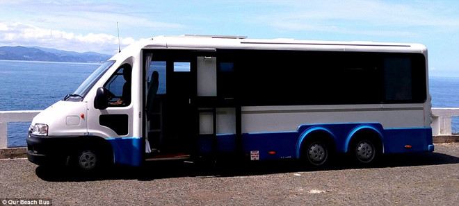 Cặp đôi biến bus cũ thành nhà xe đi du lịch thế giới - Ảnh 1.