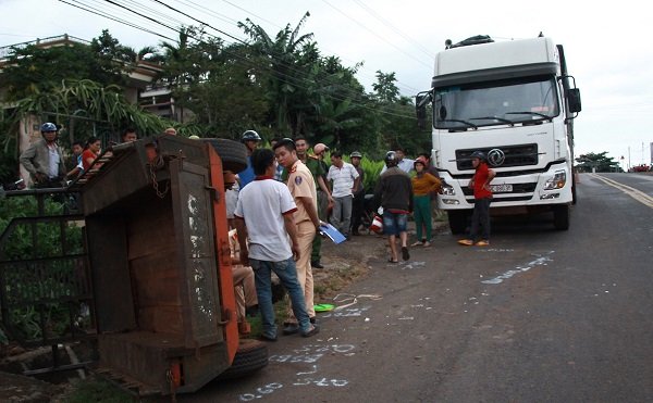 Xe tải tông xe chở đội lân, 8 cháu nhỏ thoát chết - Ảnh 1.
