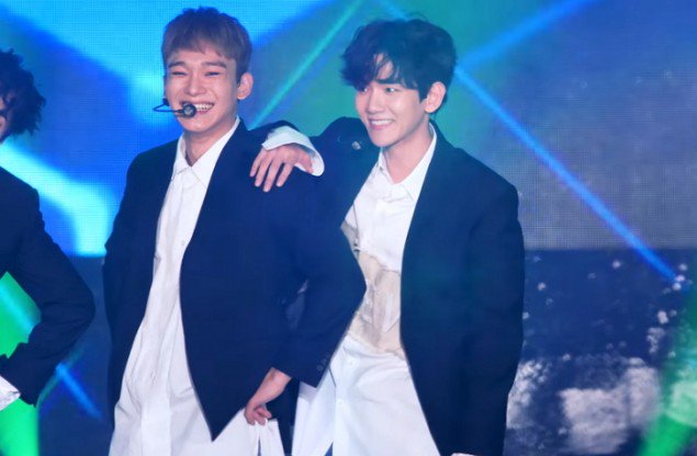 Vừa act cool, Baekhyun đã bị pháo hoa sân khấu dọa cho giật mình - Ảnh 3.