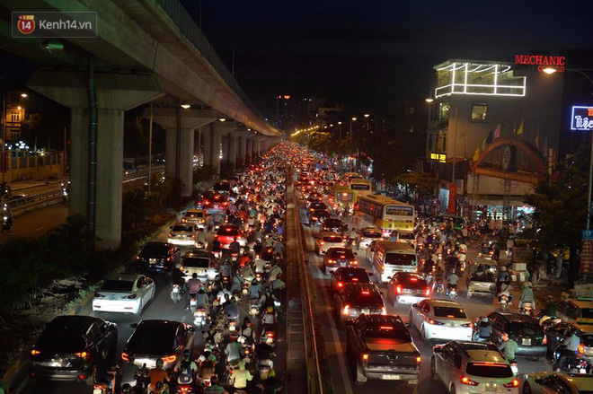 Người d&acirc;n &ugrave;n &ugrave;n đổ về Trung t&acirc;m H&agrave; Nội để chơi trung thu, nhiều tuyến đường kẹt cứng - Ảnh 2.