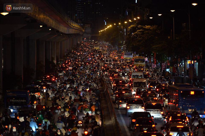 Người d&acirc;n &ugrave;n &ugrave;n đổ về Trung t&acirc;m H&agrave; Nội để chơi trung thu, nhiều tuyến đường kẹt cứng - Ảnh 5.