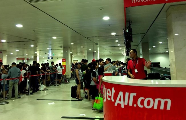 Cứu người, m&aacute;y bay Vietjet hạ c&aacute;nh khẩn xuống Nội B&agrave;i  - Ảnh 1.