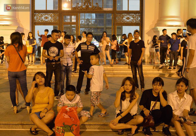 Người d&acirc;n &ugrave;n &ugrave;n đổ về Trung t&acirc;m H&agrave; Nội để chơi trung thu, nhiều tuyến đường kẹt cứng - Ảnh 16.