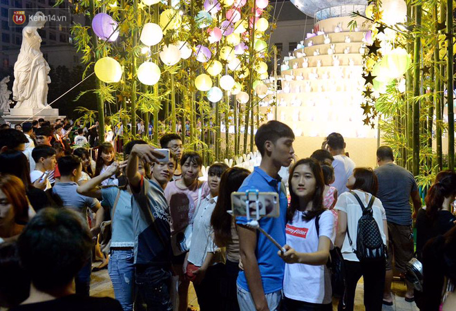 Người d&acirc;n &ugrave;n &ugrave;n đổ về Trung t&acirc;m H&agrave; Nội để chơi trung thu, nhiều tuyến đường kẹt cứng - Ảnh 14.