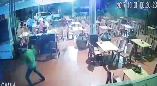 Quảng Ninh: Điều tra 2 côn đồ chém trọng thương khách tại quán ăn đêm - Ảnh 1.