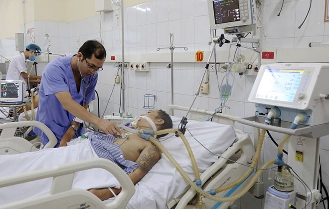 7 người nhập viện nghi uống rượu ng&acirc;m thuốc b&oacute;p ch&acirc;n  - Ảnh 1.