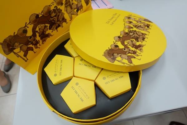 Hà Nội: Tá hỏa phát hiện bánh Trung thu gần tiền triệu mua ở khách sạn 5 sao chưa hết hạn đã mốc meo - Ảnh 1.