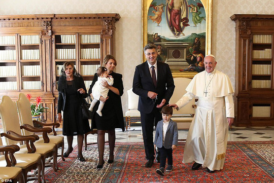 Quý tử của thủ tướng Croatia đại náo cuộc gặp Giáo hoàng Francis - Ảnh 1.