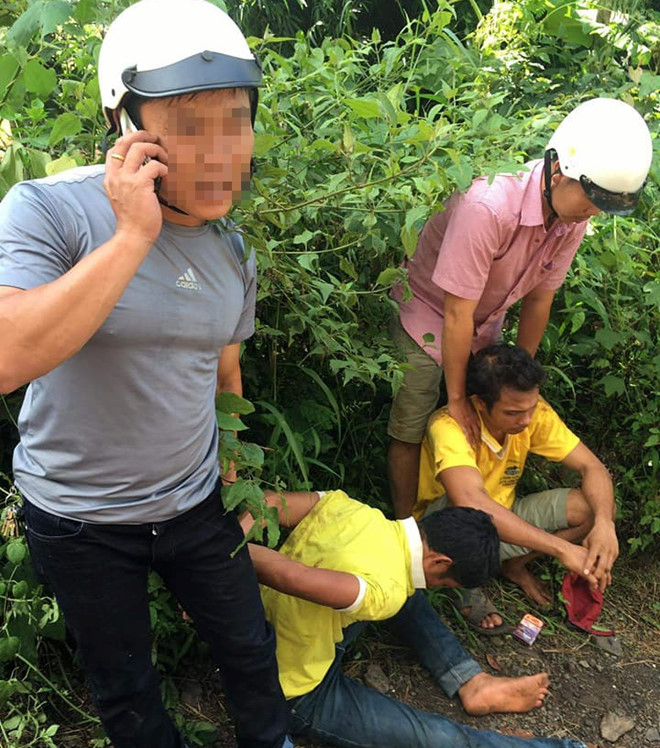 Đắk Lắk: Người dân tóm gọn hai thanh niên chạy xe máy thả 2 tay còn lao vào tấn công CSGT - Ảnh 1.