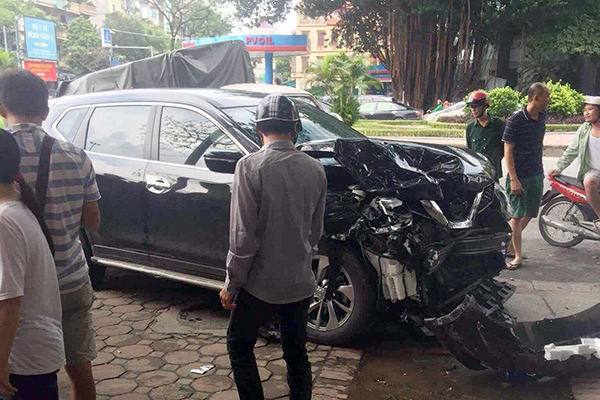 Nissan 7 chỗ vượt đèn đỏ, húc tài xế xe tải văng ra đường - Ảnh 1.