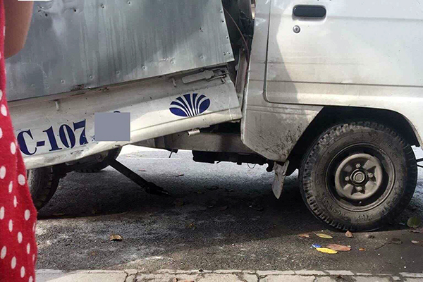 Nissan 7 chỗ vượt đèn đỏ, húc tài xế xe tải văng ra đường - Ảnh 3.