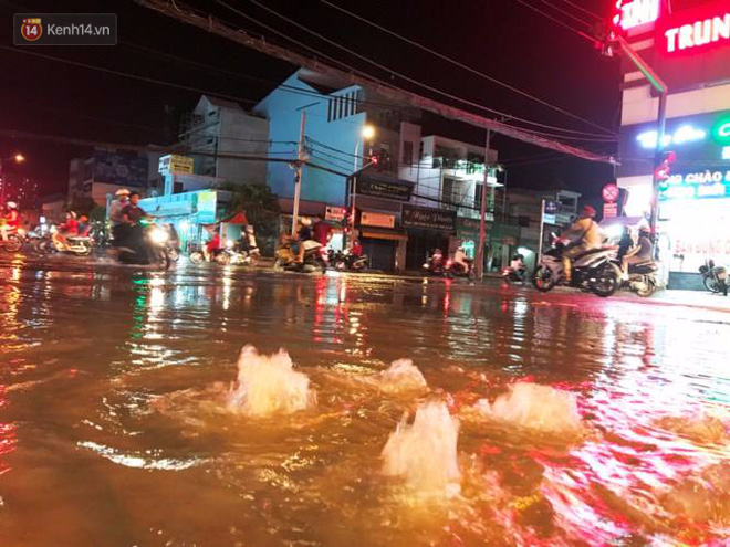 Triều cường ở Sài Gòn đạt đỉnh 1.64m, người dân vật lộn trong biển nước - Ảnh 8.