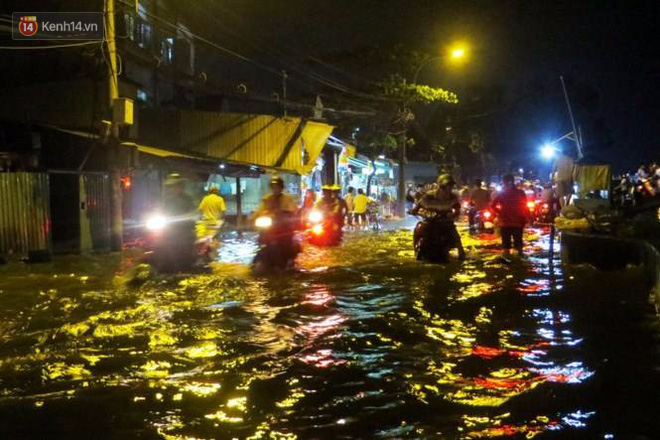 Triều cường ở Sài Gòn đạt đỉnh 1.64m, người dân vật lộn trong biển nước - Ảnh 9.