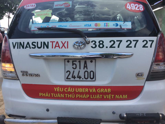 Bộ Công Thương đang xem xét việc dán khẩu hiệu phản đối Uber, Grab - Ảnh 1.