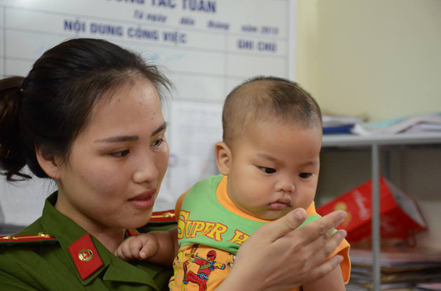 Xét nghiệm ADN bé trai được nữ thiếu úy công an cho bú: Đúng huyết thống bố mới được đón con về - Ảnh 1.