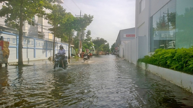 Triều cường dâng cao kỉ lục, TP Cần Thơ “biến thành sông” - Ảnh 3.