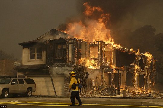 Cháy rừng ở California dữ dội nhất trong lịch sử - Ảnh 2.