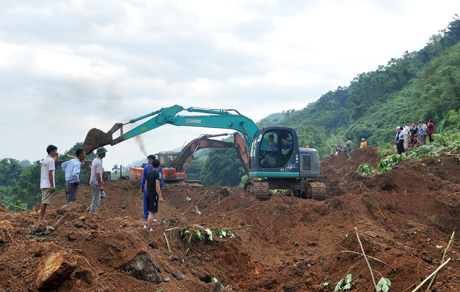 Bị 70.000m3 đất v&ugrave;i lấp, đường sắt H&agrave; Nội-L&agrave;o Cai đứt đoạn nhiều ng&agrave;y - Ảnh 1.