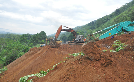 Bị 70.000m3 đất vùi lấp, đường sắt Hà Nội-Lào Cai đứt đoạn nhiều ngày - Ảnh 2.