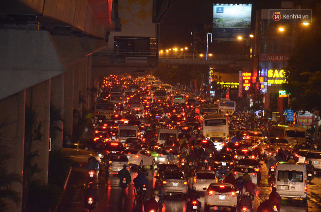 Hà Nội: Tắc đường kinh hoàng giờ tan tầm sau mưa lớn, di chuyển 3km cũng mất tới 1 tiếng đồng hồ! - Ảnh 1.