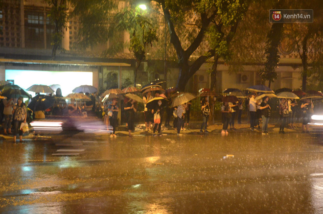 Hà Nội: Tắc đường kinh hoàng giờ tan tầm sau mưa lớn, di chuyển 3km cũng mất tới 1 tiếng đồng hồ! - Ảnh 7.