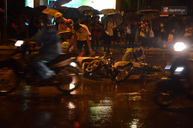 Hà Nội: Tắc đường kinh hoàng giờ tan tầm sau mưa lớn, di chuyển 3km cũng mất tới 1 tiếng đồng hồ! - Ảnh 8.