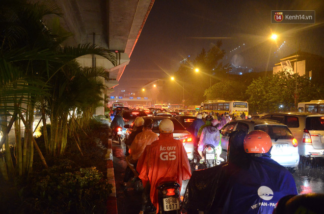 Hà Nội: Tắc đường kinh hoàng giờ tan tầm sau mưa lớn, di chuyển 3km cũng mất tới 1 tiếng đồng hồ! - Ảnh 5.