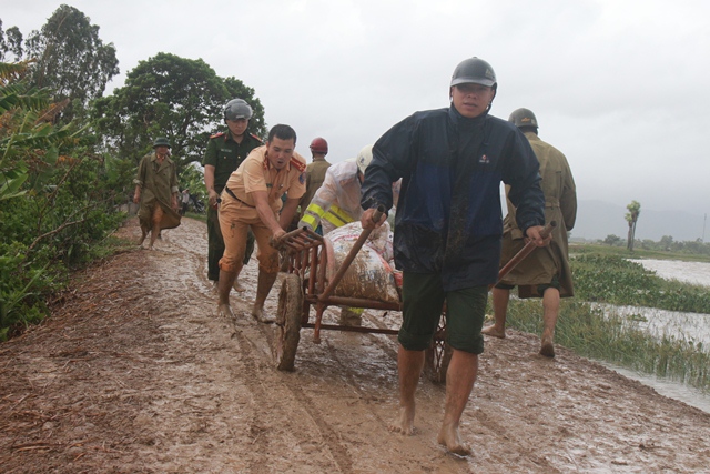 Thanh Hóa: Hơn 100 nhà dân bị ngập nước do vỡ đê - Ảnh 2.
