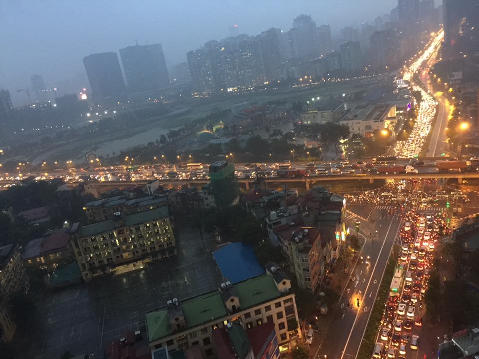 Hà Nội: Tắc đường kinh hoàng giờ tan tầm sau mưa lớn, di chuyển 3km cũng mất tới 1 tiếng đồng hồ! - Ảnh 10. Hà Nội: Tắc đường kinh hoàng giờ tan tầm sau mưa lớn, di chuyển 3km cũng mất tới 1 tiếng đồng hồ! - Ảnh 10.