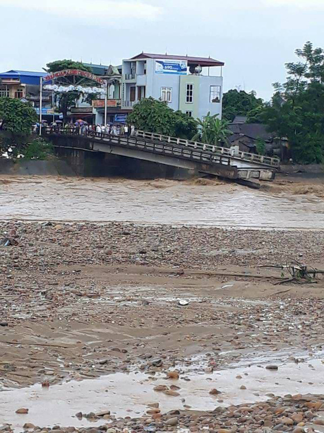Nước lũ mạnh l&agrave;m sập cầu ở Y&ecirc;n B&aacute;i, &iacute;t nhất 2 người d&acirc;n bị cuốn tr&ocirc;i - Ảnh 2.