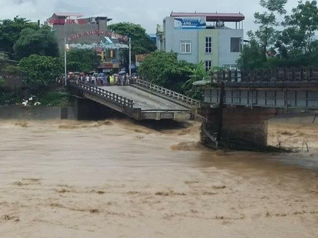 Một phóng viên bị nước lũ cuốn trôi mất tích khi đang tác nghiệp tại Yên Bái - Ảnh 1.