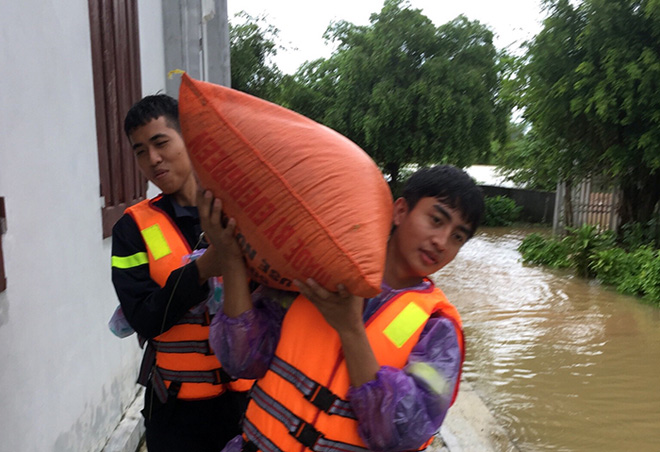 Xúc động những hình ảnh cứu dân trong lũ - Ảnh 13.