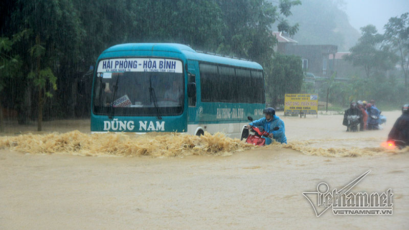 Trăm xe lặn ngụp giữa biển nước lũ Hòa Bình - Ảnh 8.