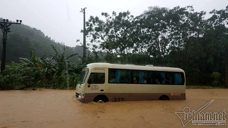 Trăm xe lặn ngụp giữa biển nước lũ Hòa Bình - Ảnh 15.