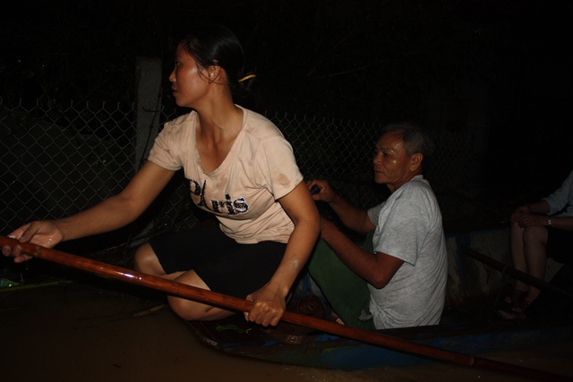 Nước ngập lút nóc nhà, trắng đêm di dời dân - Ảnh 2.